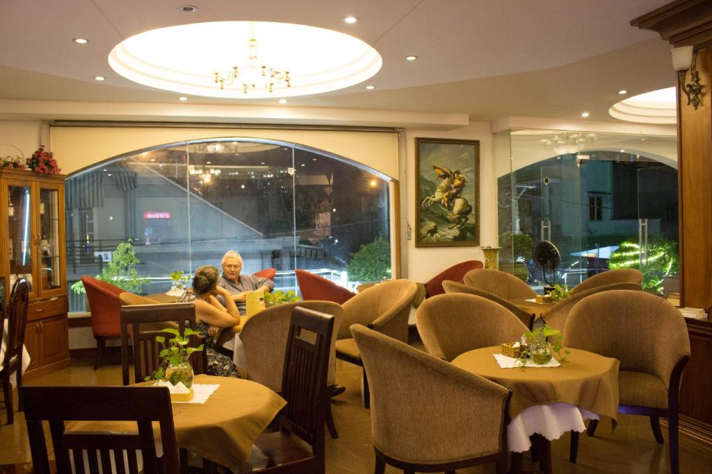 En restaurang eller annat matställe på Hoa Phat Hotel & Apartment