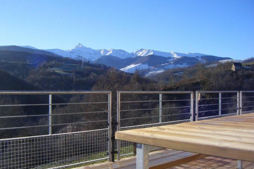 einen Balkon mit Bergblick in der Unterkunft Luscarda in Astugue