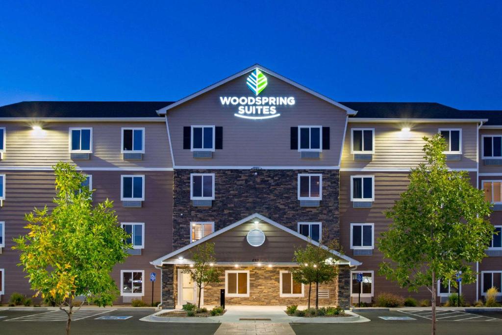 a front view of a building with a woodworking suite at WoodSpring Suites Grand Junction in Grand Junction