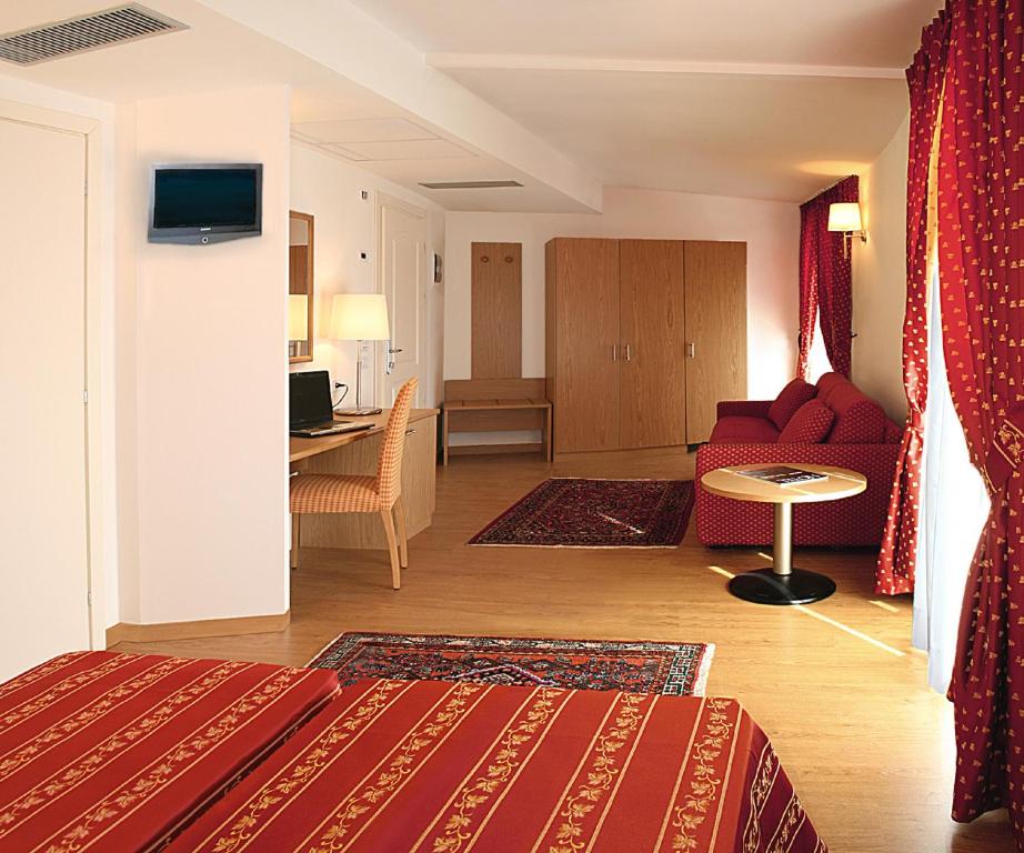 TV a/nebo společenská místnost v ubytování Hotel Marco Polo Airport hotel