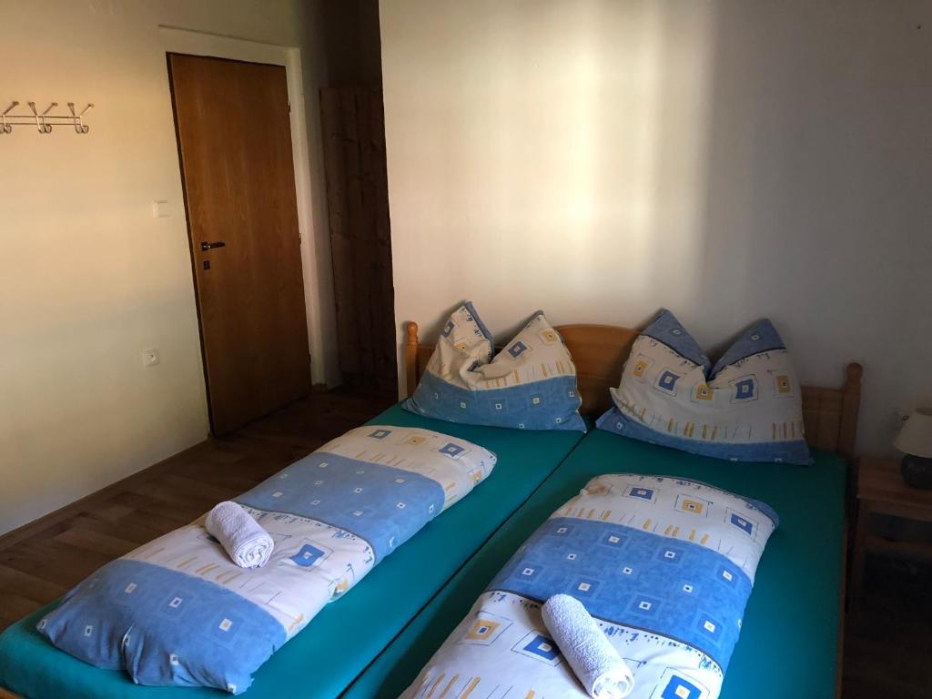 Postel nebo postele na pokoji v ubytování Penzion U Larvů
