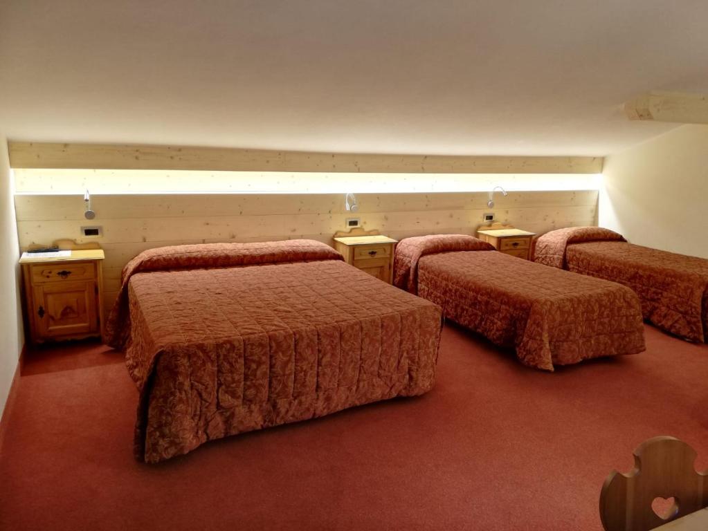 Hotel Des Alpes - Chambre Quadruple Mansardée Avec Vue Sur Montagne