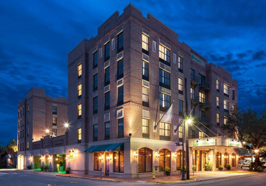 un bâtiment au coin d'une rue la nuit dans l'établissement Holiday Inn Savannah Historic District, an IHG Hotel, à Savannah