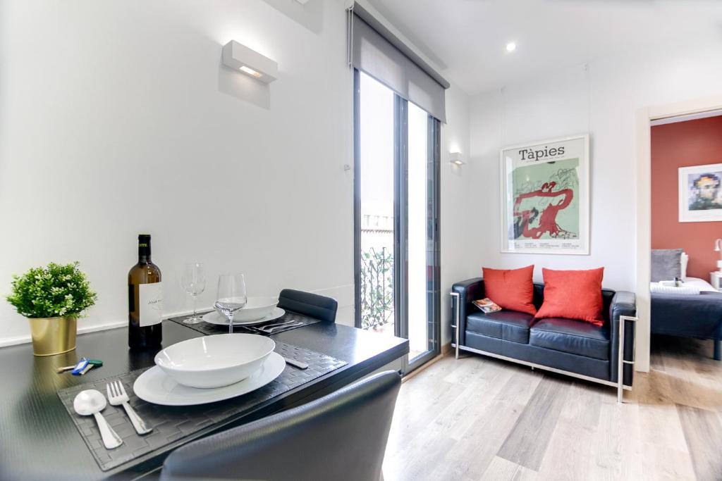 Una sala de estar con una mesa de comedor y un sofá. en City&Beach Apartments 3 in City Center, en Barcelona