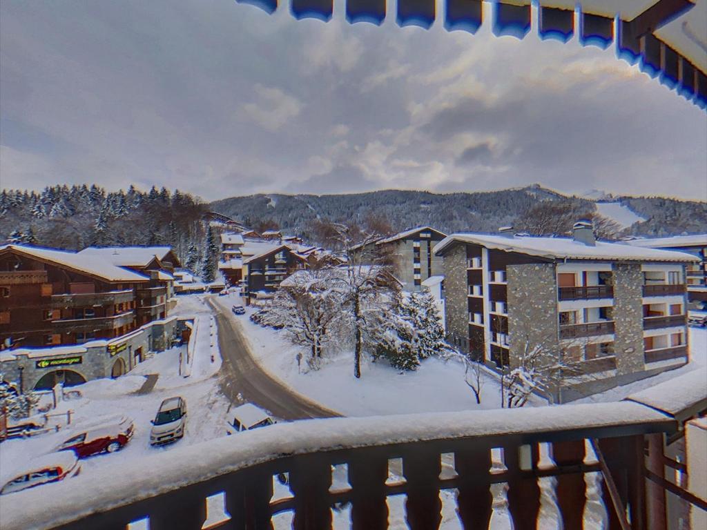 d'un balcon offrant une vue sur la ville dans la neige. dans l'établissement CL349 - Studio 4 Pers centre des Carroz, aux Carroz d'Arâches