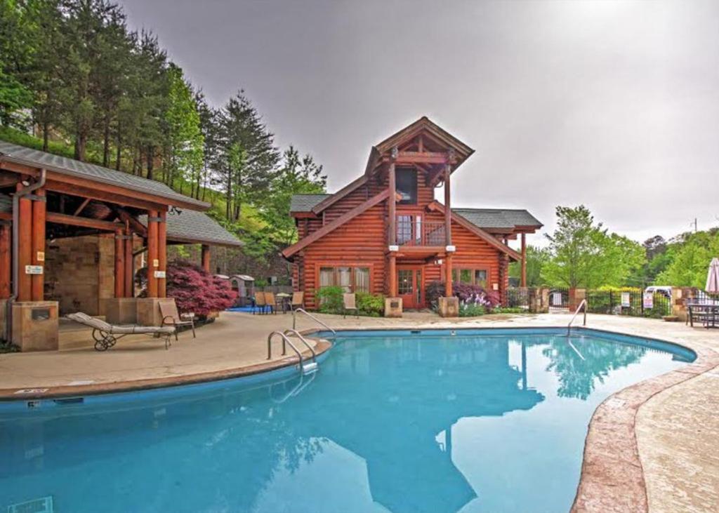 ピジョン・フォージにあるLuxury Resort Cabin, 5 min to Dollywood, Smoky Mountain Charm!のログハウス前の大型スイミングプール