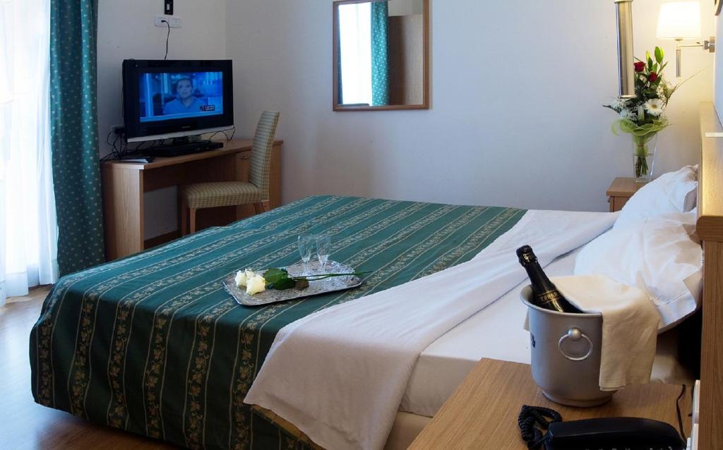 Postel nebo postele na pokoji v ubytování Hotel Marco Polo Airport hotel