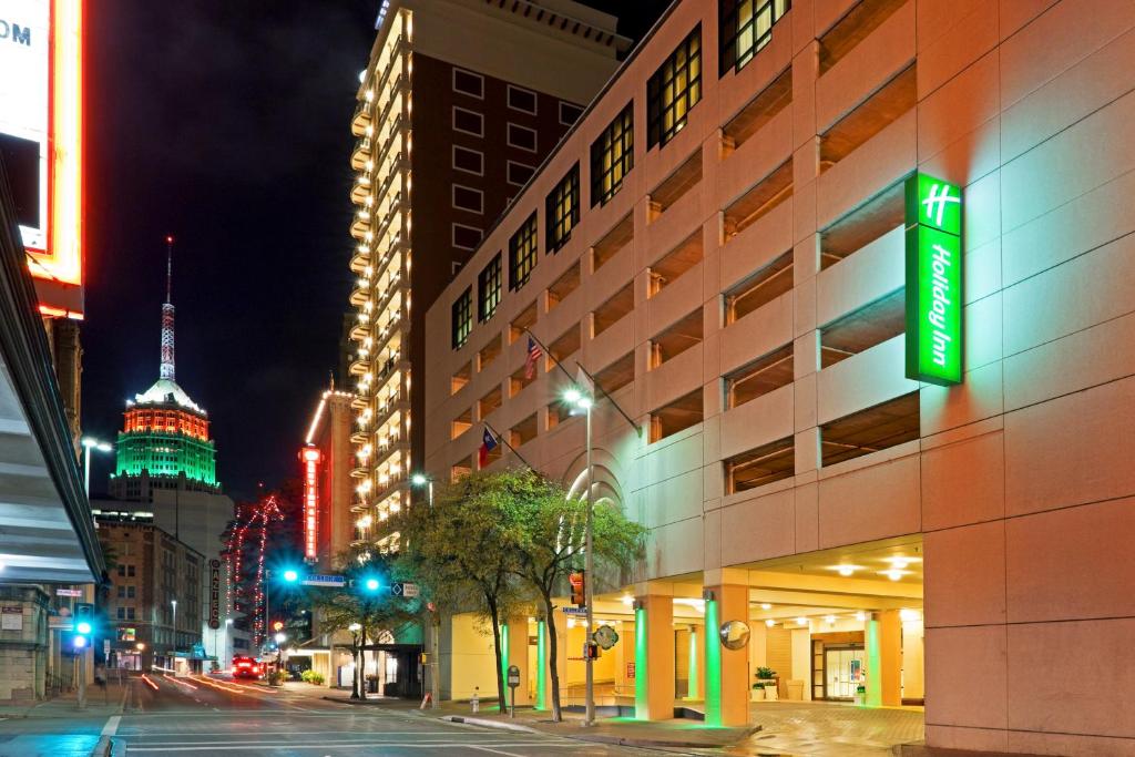ein Gebäude mit einem grünen Schild an der Seite in der Unterkunft Holiday Inn San Antonio-Riverwalk, an IHG Hotel in San Antonio