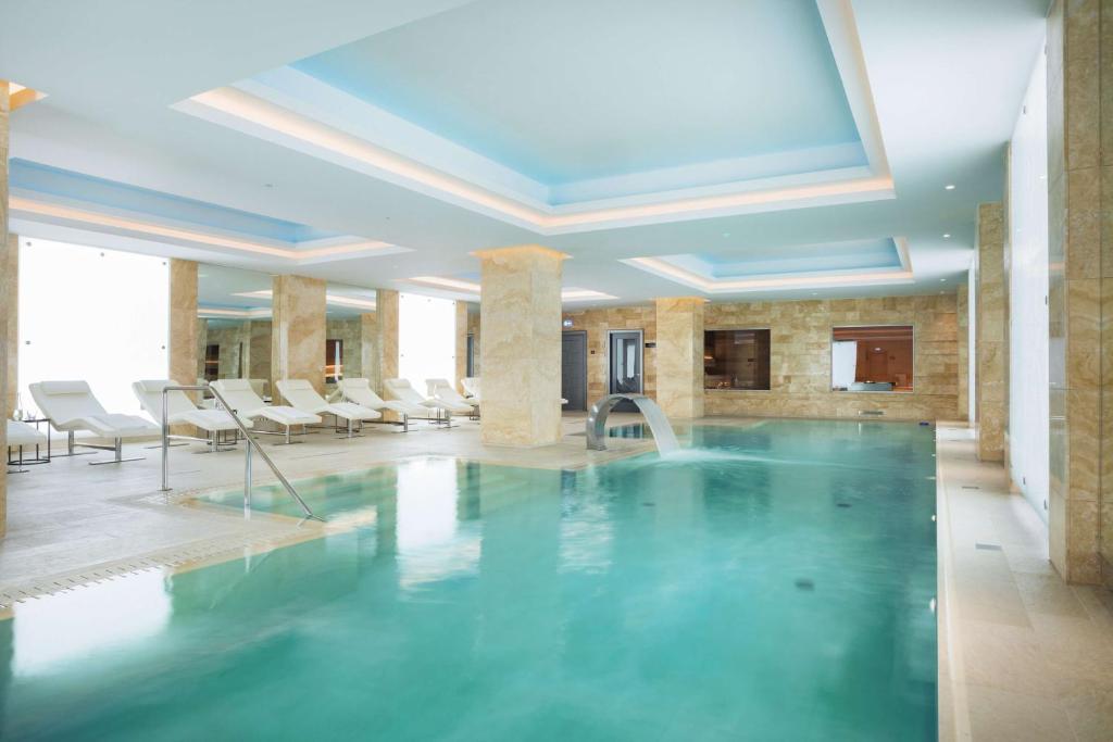 Bazén v ubytování Grand Hotel Kempinski Riga nebo v jeho okolí