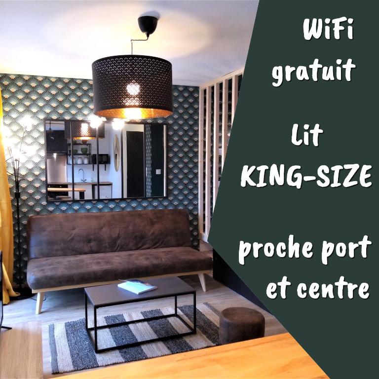 un salon avec un canapé et une table basse dans l'établissement Superbe studio entre le port et le centre ville - LIT KING-SIZE, WiFi & NETFLIX gratuit, à Saint-Brieuc
