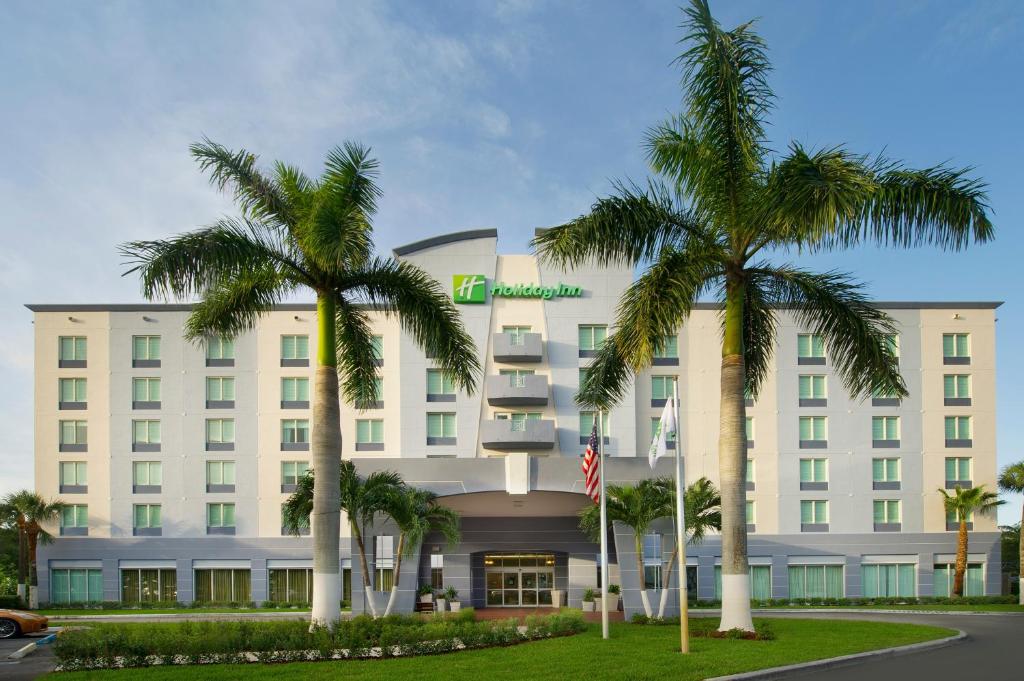 un hotel con palmeras delante en Holiday Inn Miami-Doral Area, an IHG Hotel, en Miami