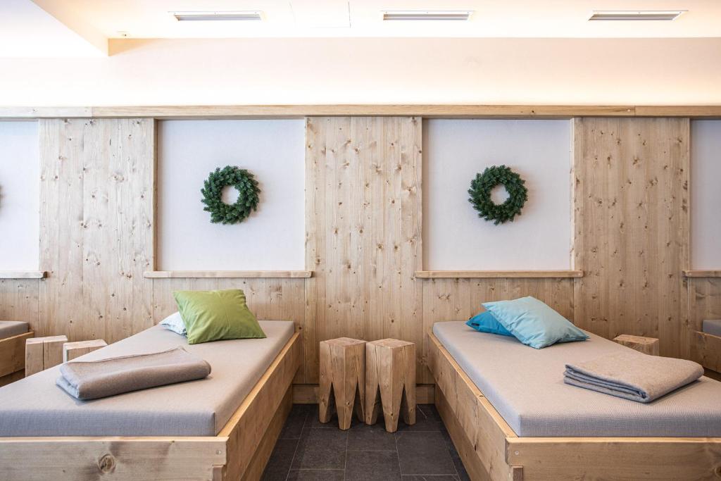 A bed or beds in a room at Hotel Johanna mitten im Ötztal