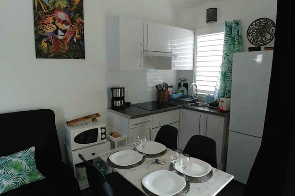 Kuchyň nebo kuchyňský kout v ubytování AnseMitan beach studio,Clim,wifi, 200mplage 3îlets