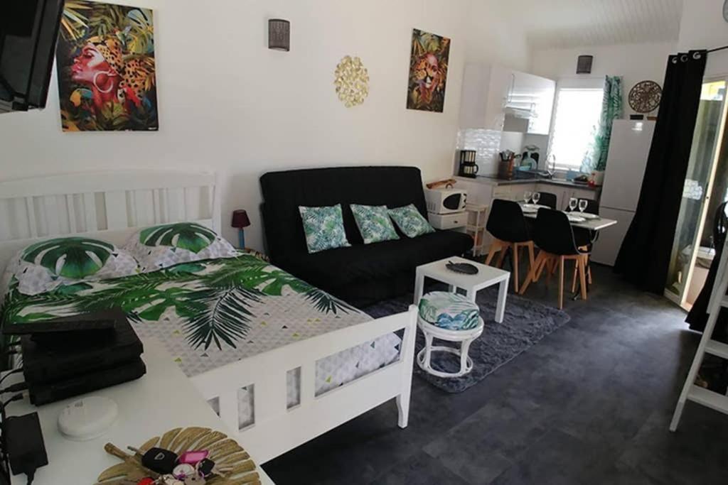 Posezení v ubytování AnseMitan beach studio,Clim,wifi, 200mplage 3îlets