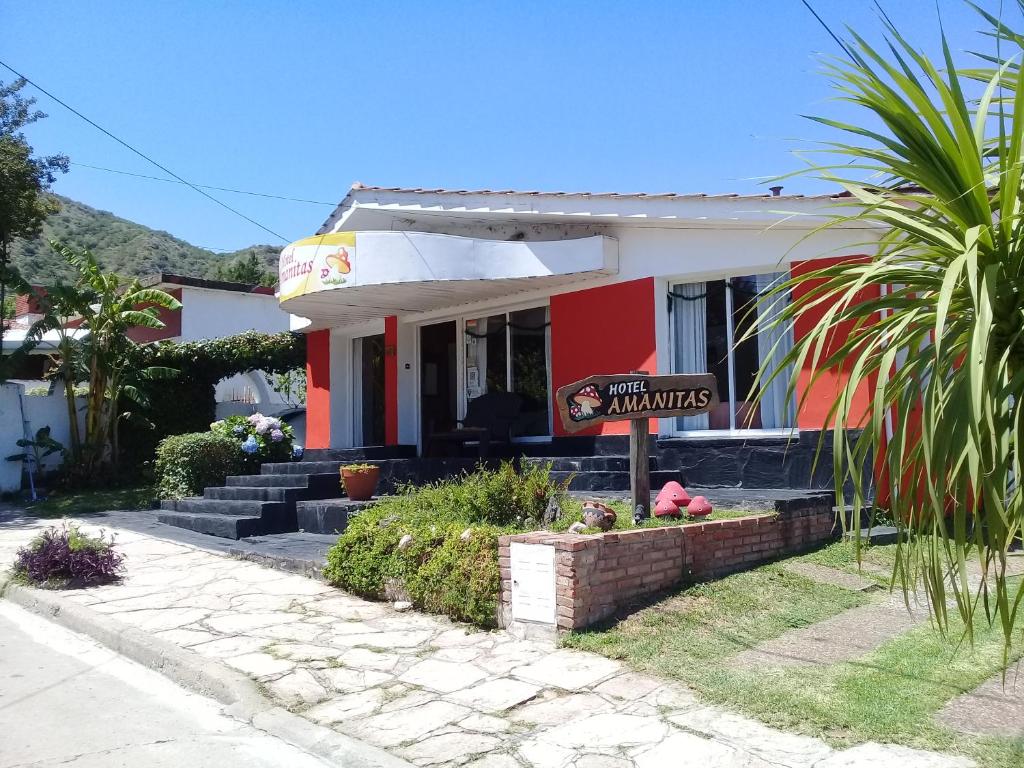 un restaurante con un cartel en la parte delantera en Amanitas Hotel en Villa Carlos Paz