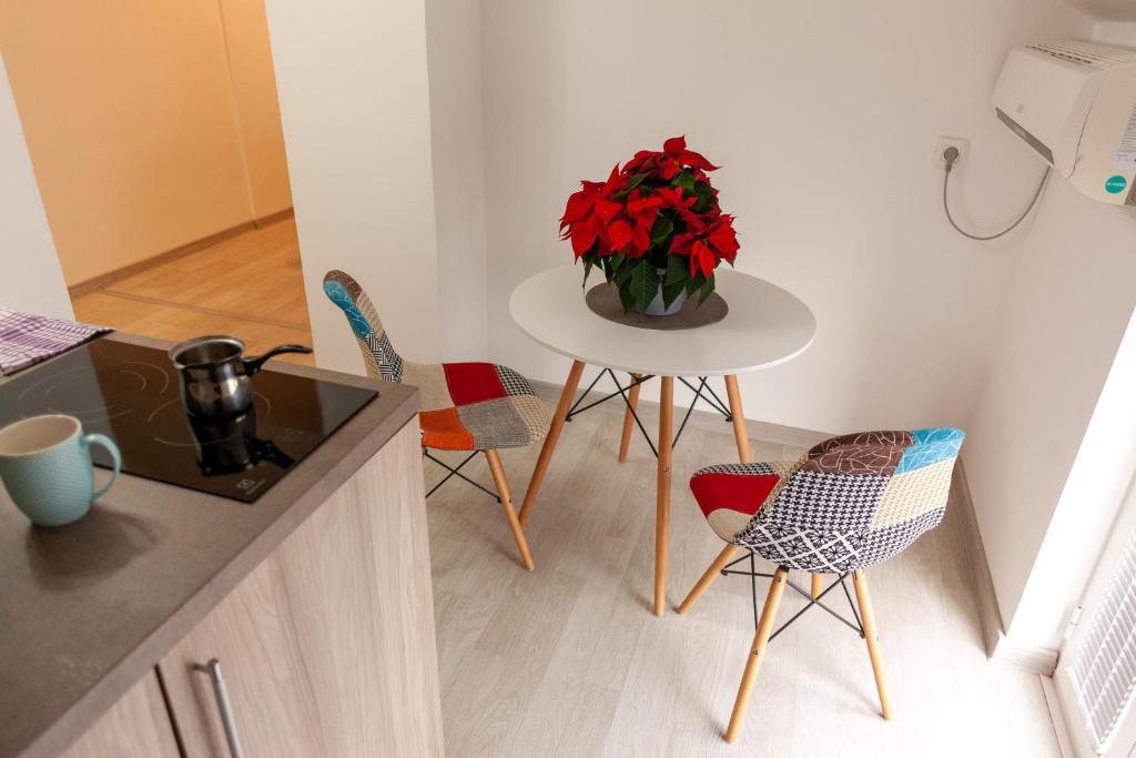 Příslušenství pro přípravu čaje a kávy v ubytování Apartmani Stanišić-Bečići
