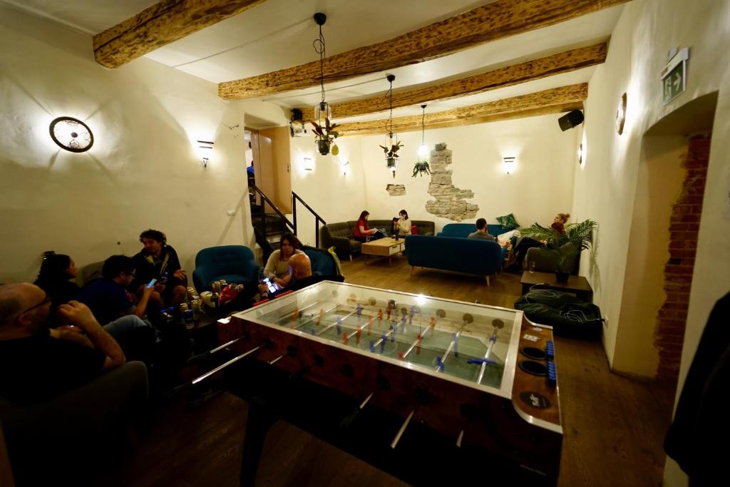Posezení v ubytování The Monks Bunk Hostel & Bar