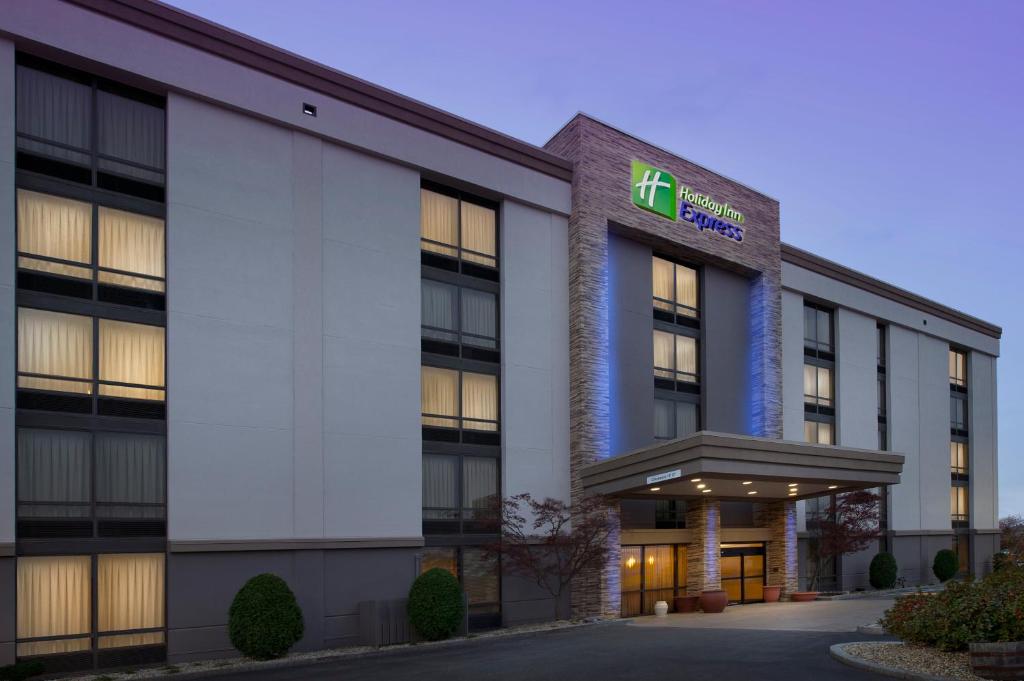 an image of an office building at Holiday Inn Express Boston North-Woburn, an IHG Hotel in Woburn