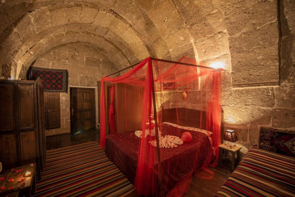 A bed or beds in a room at Kapadokya Ihlara Konaklari & Caves