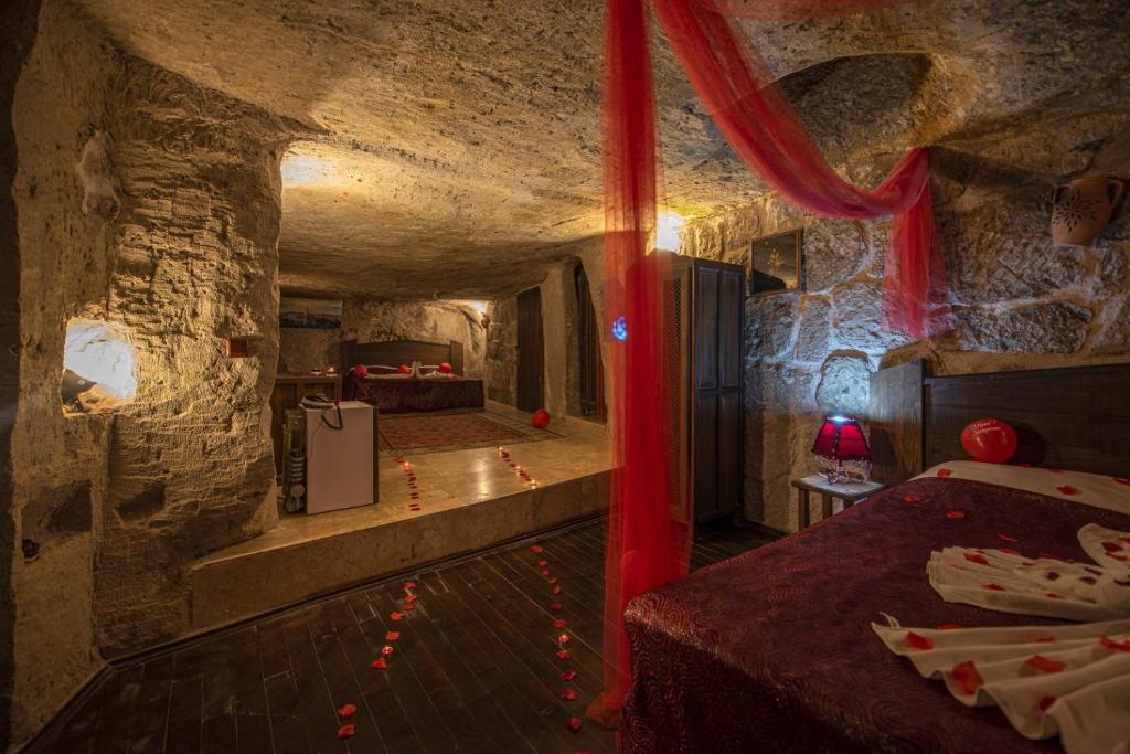 A bed or beds in a room at Kapadokya Ihlara Konaklari & Caves