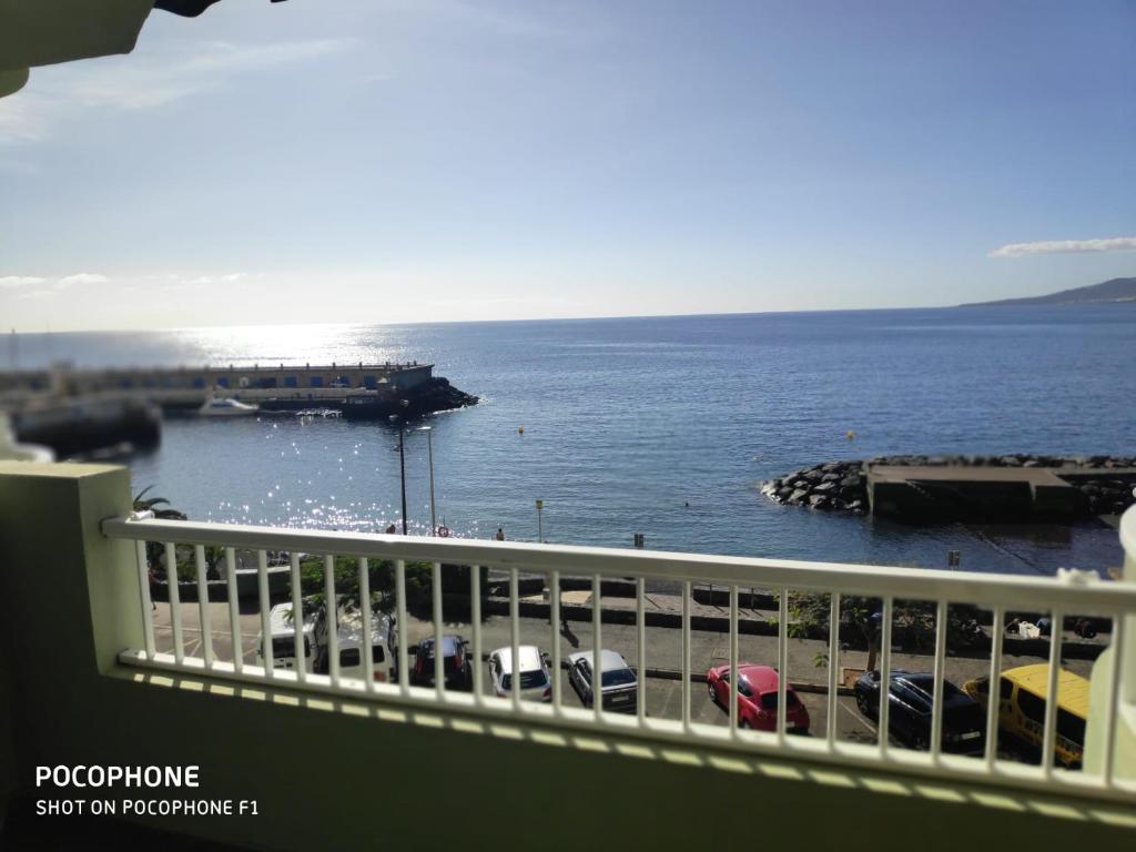 balkon z widokiem na ocean i parking w obiekcie Paraíso del atlántico w mieście Radazul