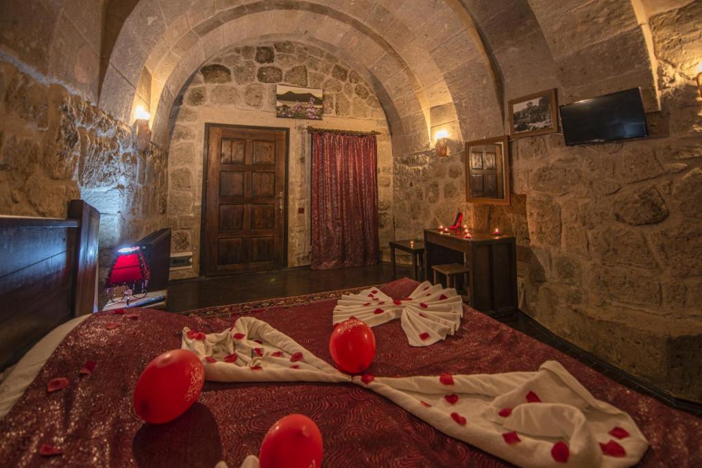 A television and/or entertainment centre at Kapadokya Ihlara Konaklari & Caves