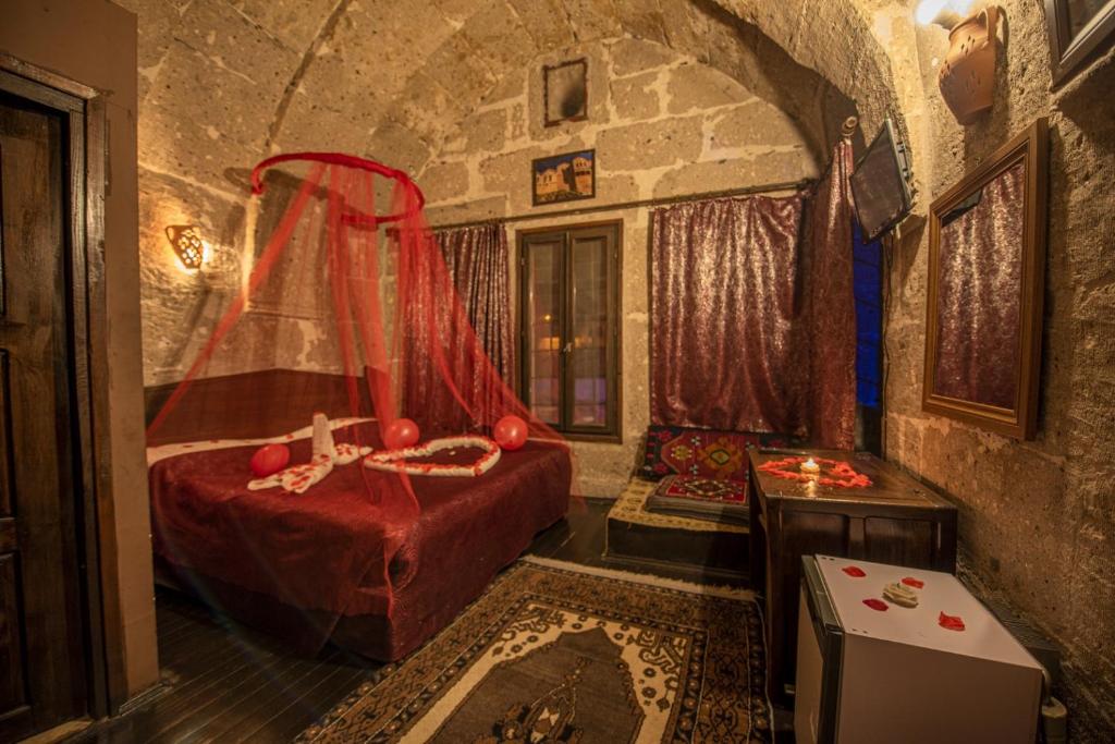 A bed or beds in a room at Kapadokya Ihlara Konaklari & Caves