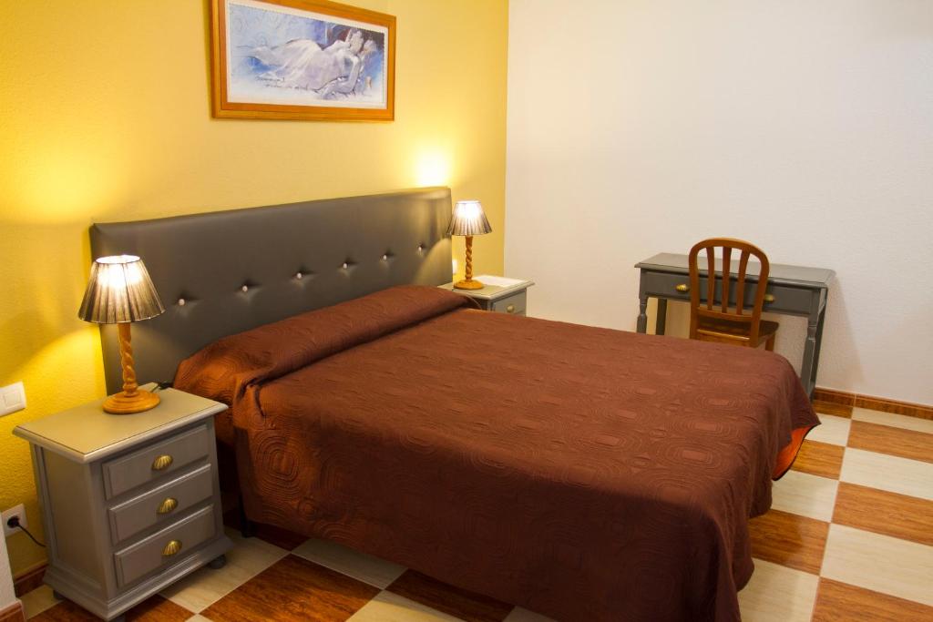 Łóżko lub łóżka w pokoju w obiekcie Hostal Rural Alba