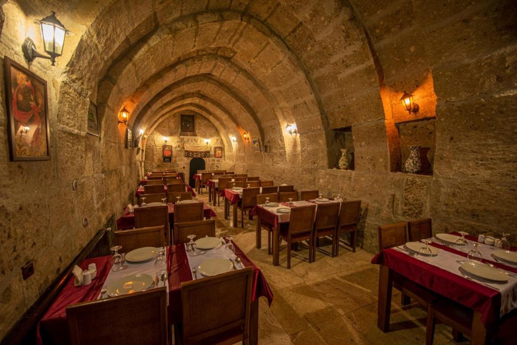 A restaurant or other place to eat at Kapadokya Ihlara Konaklari & Caves