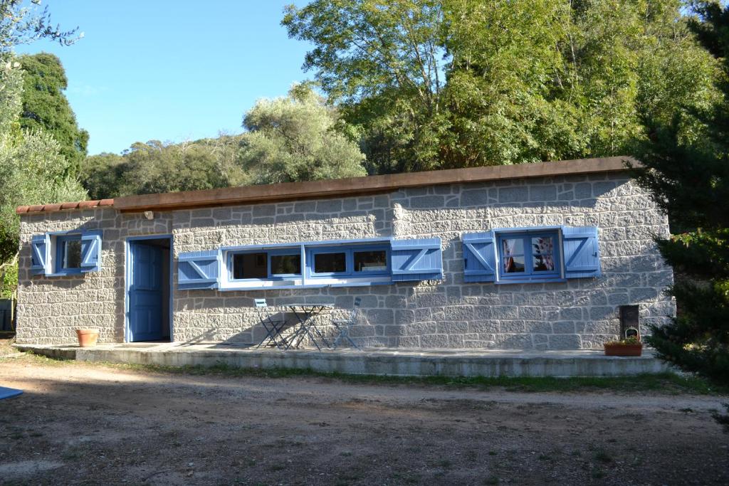 una casa in pietra con porta blu e finestre di LA BERGERIE a Cauro