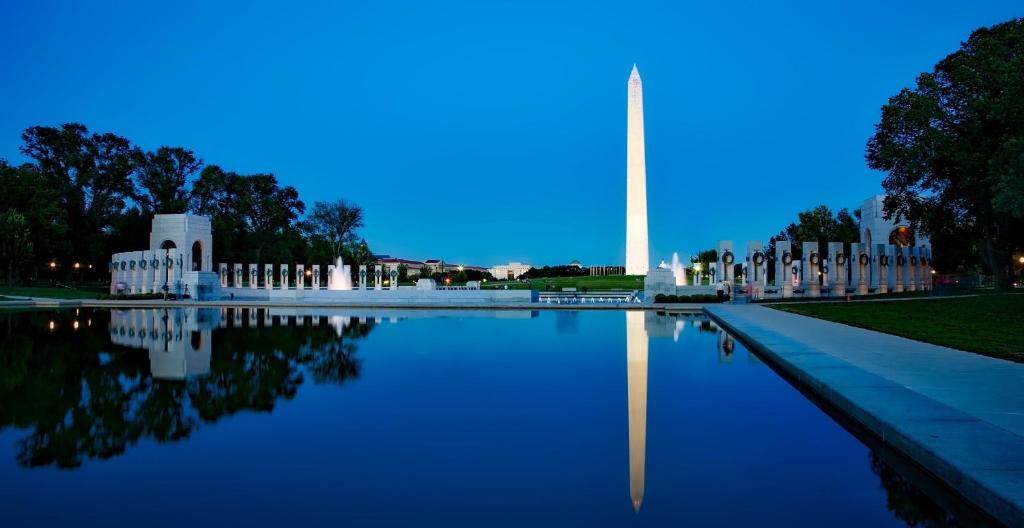 uma vista para o monumento de Washington à noite em Crowne Plaza Dulles Airport, an IHG Hotel em Herndon