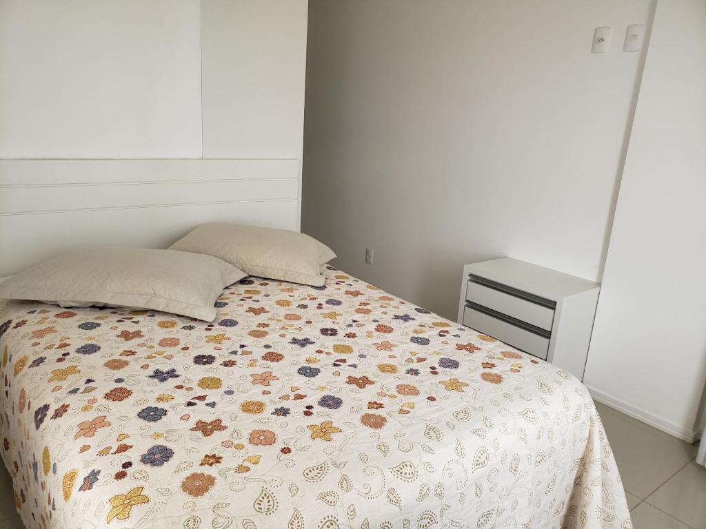  Apartamento à 200 metros da Praia do Campeche