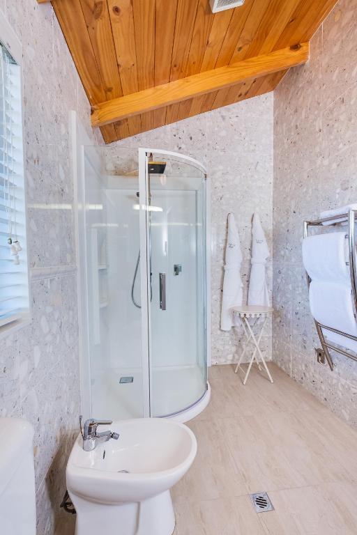 On The Point - Lake Rotorua - Resim 38