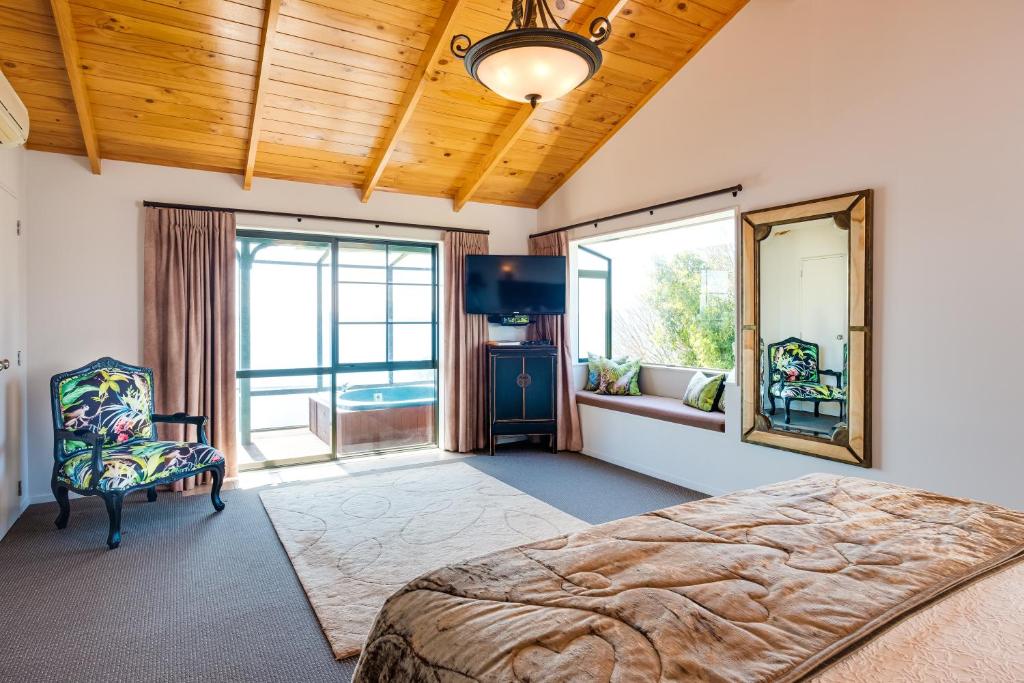 On The Point - Lake Rotorua - Resim 40