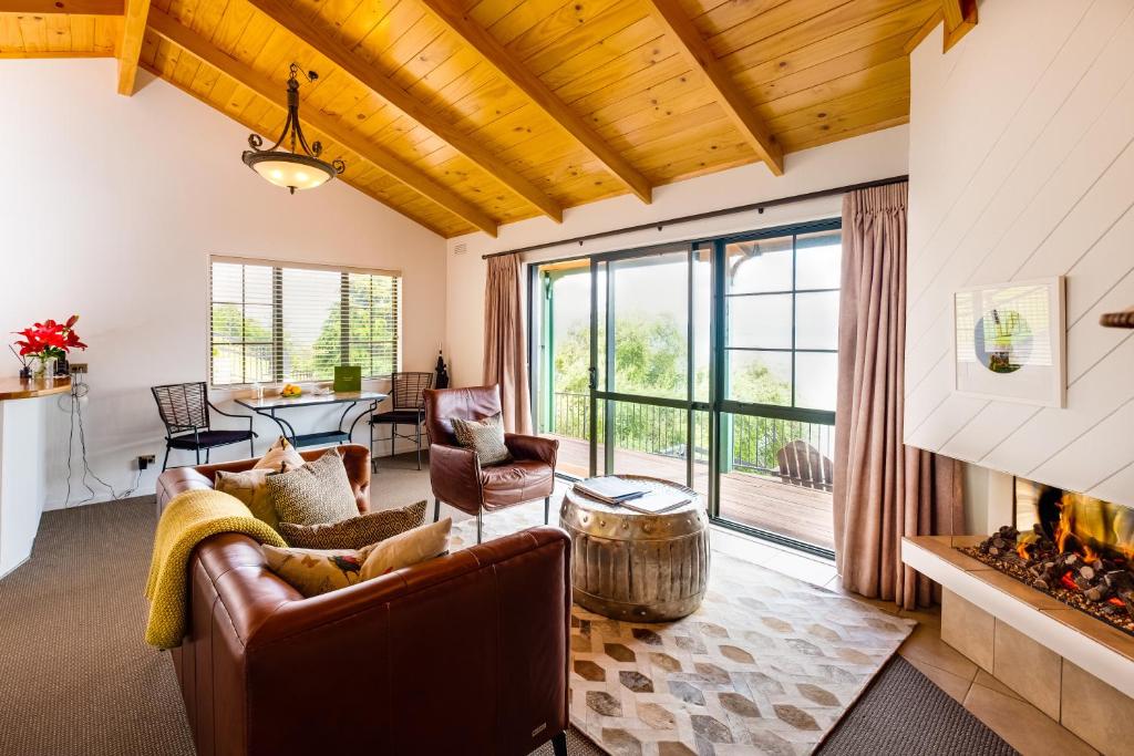 On The Point - Lake Rotorua - Resim 41