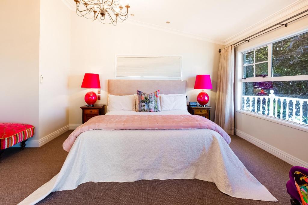 On The Point - Lake Rotorua - Resim 34