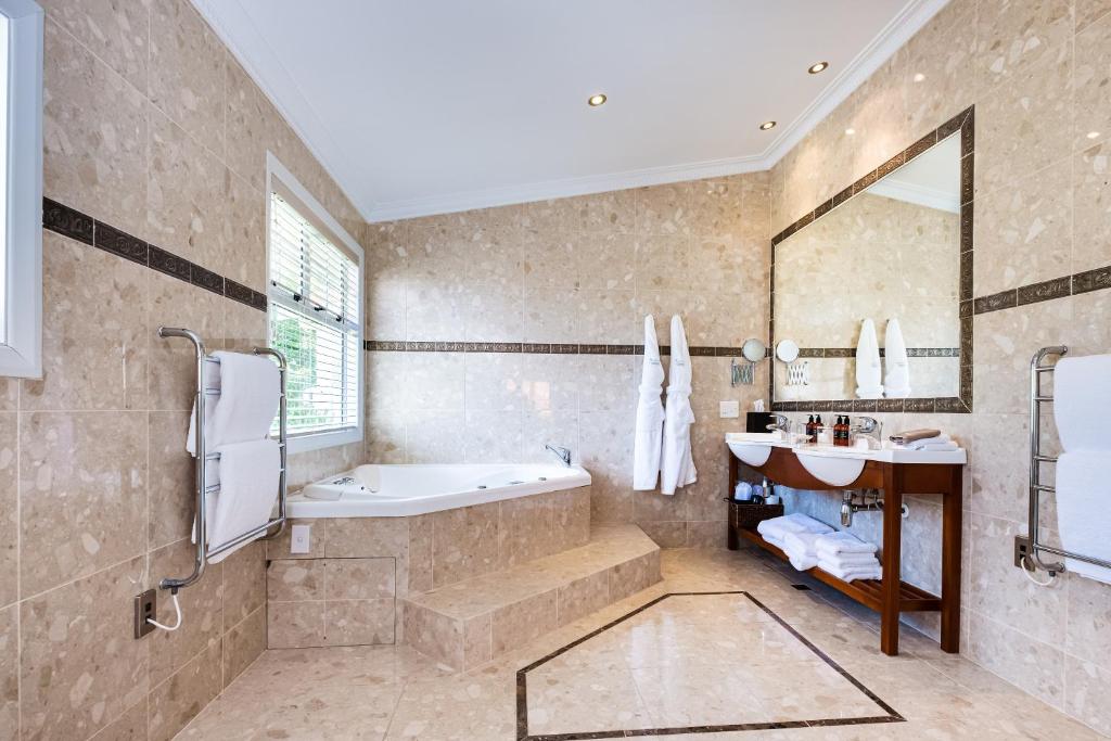 On The Point - Lake Rotorua - Resim 4