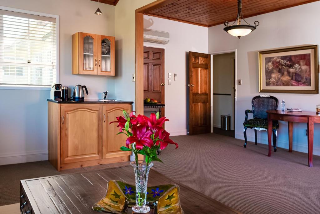 On The Point - Lake Rotorua - Resim 29