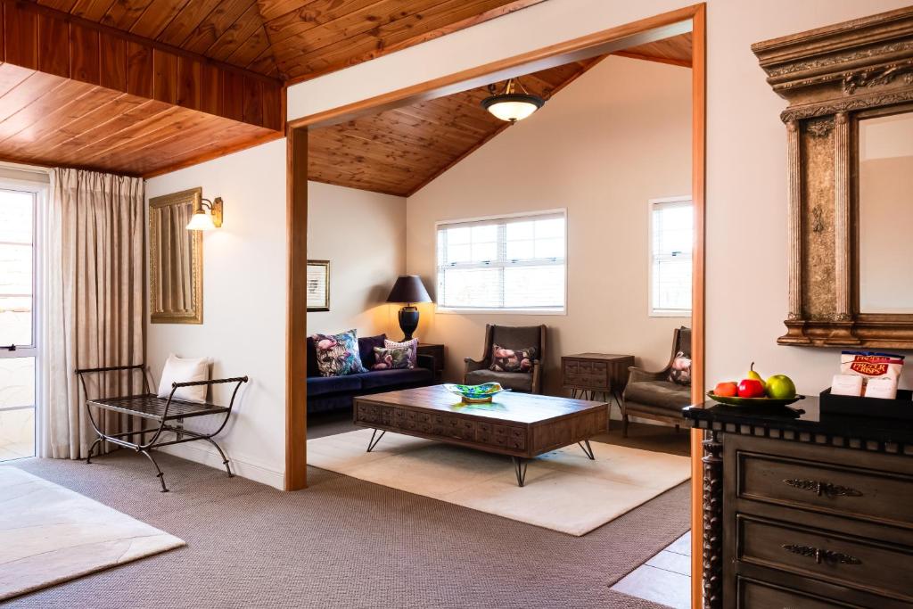 On The Point - Lake Rotorua - Resim 5