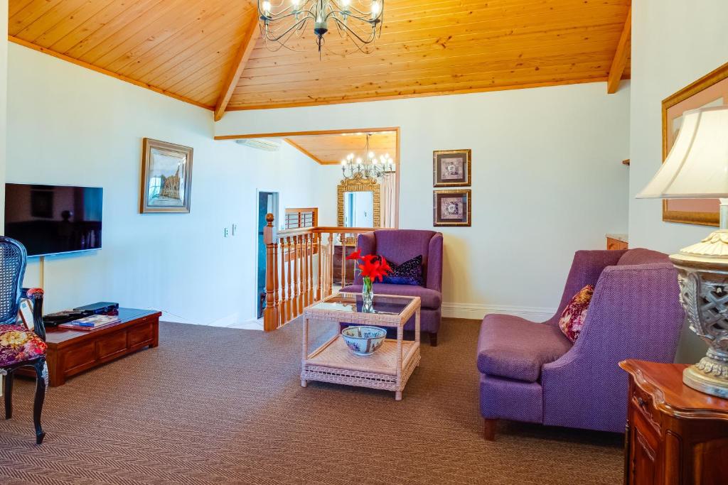 On The Point - Lake Rotorua - Resim 28