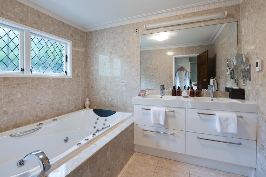 On The Point - Lake Rotorua - Resim 20