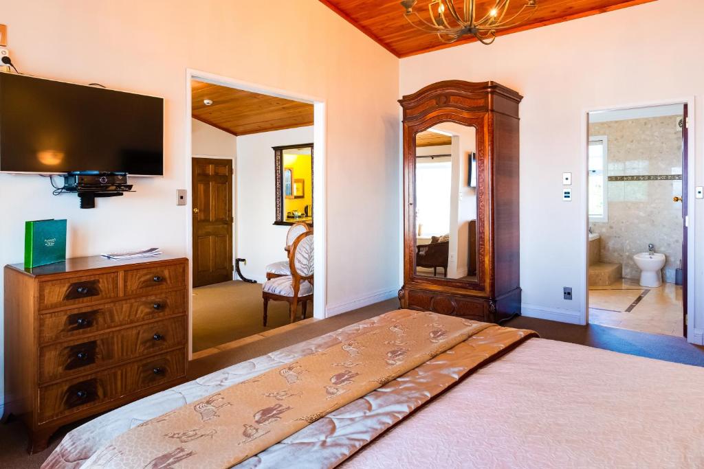 On The Point - Lake Rotorua - Resim 17