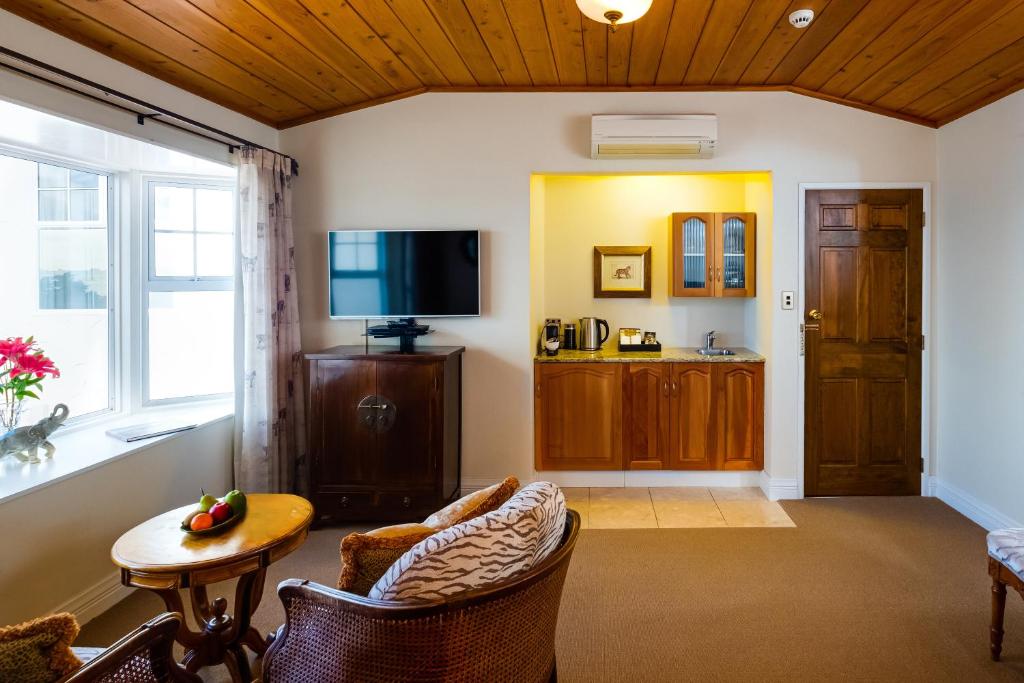 On The Point - Lake Rotorua - Resim 18