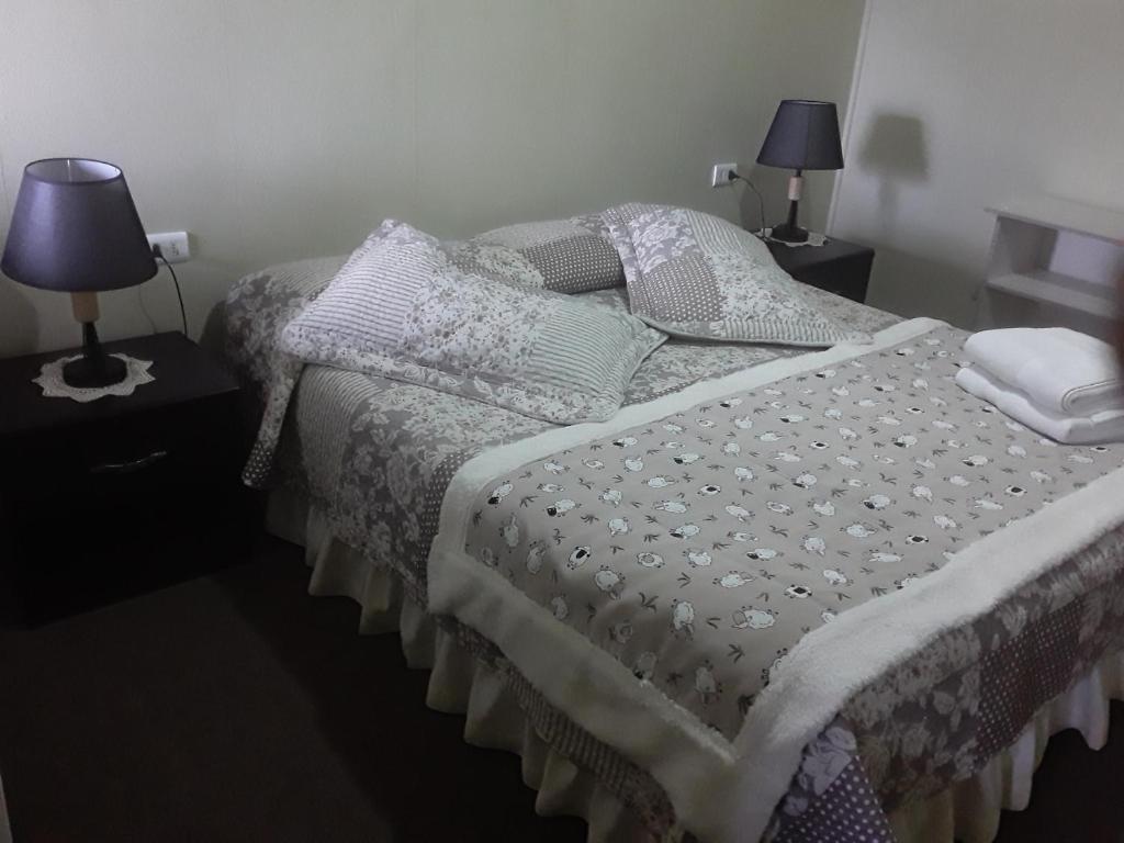 Postel nebo postele na pokoji v ubytování Hostal Don Pedro