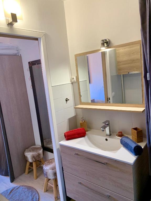 a bathroom with a sink and a mirror at Cocoon vue Mer ☆ en face du Port de Golfe-Juan ☆ in Golfe-Juan