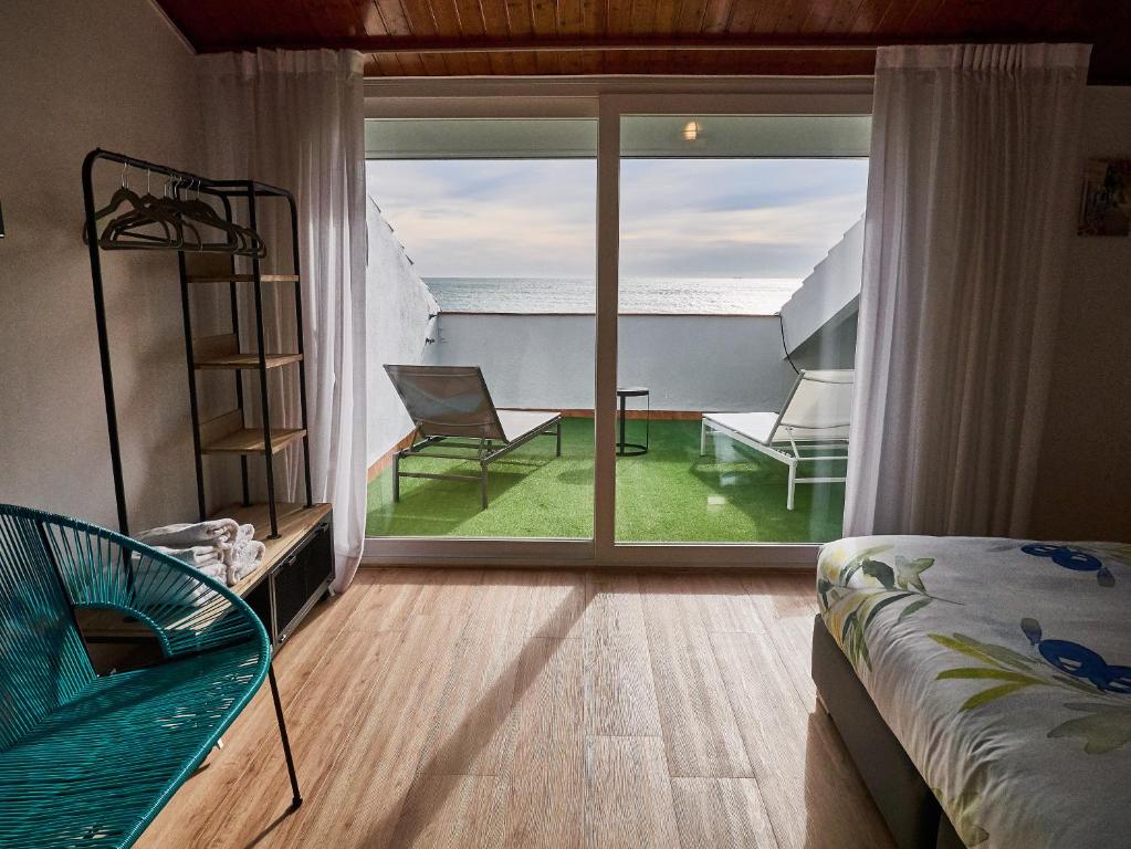 1 dormitorio con cama y vistas al océano en Vila De Premiá, en Premiá de Mar