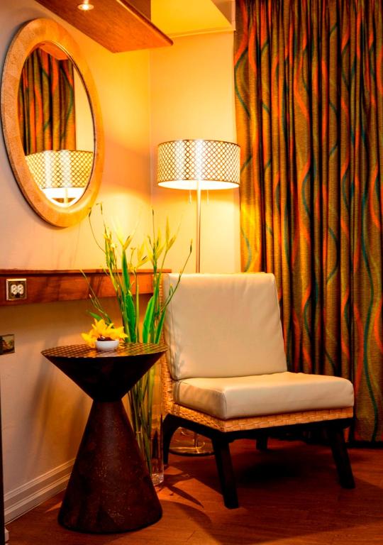 Uma área de estar em Kapok Hotel
