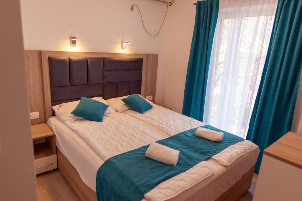 Postel nebo postele na pokoji v ubytování Apartmani Stanišić-Bečići