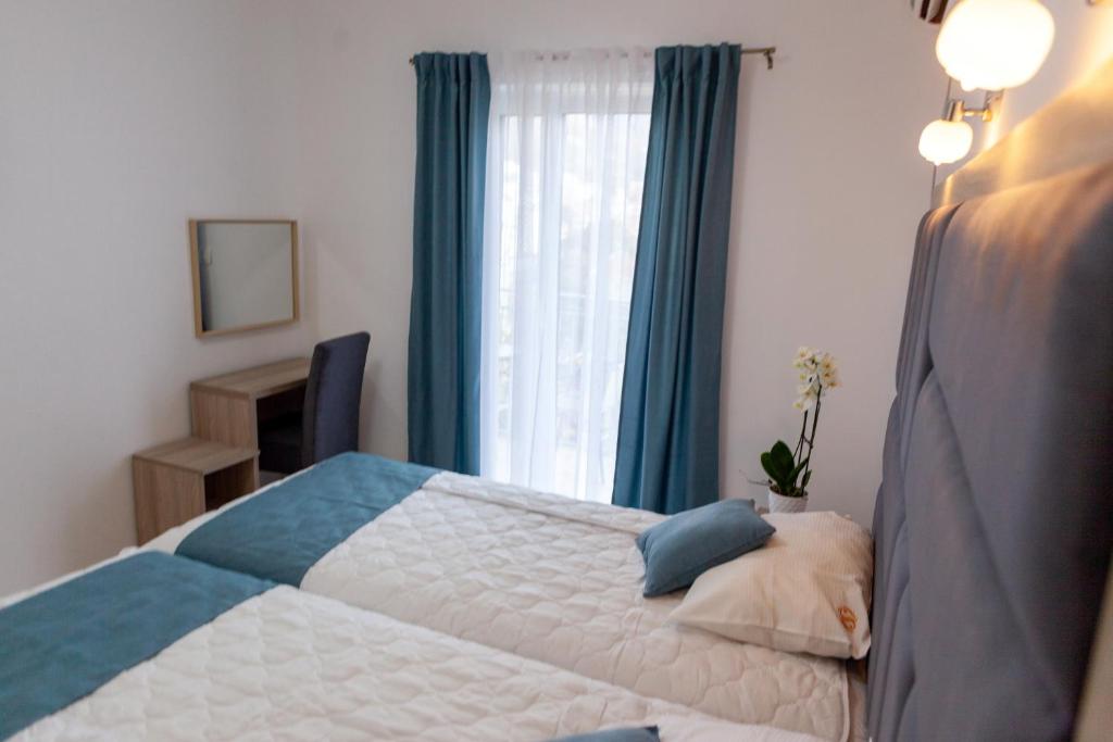 Postel nebo postele na pokoji v ubytování Apartmani Stanišić-Bečići