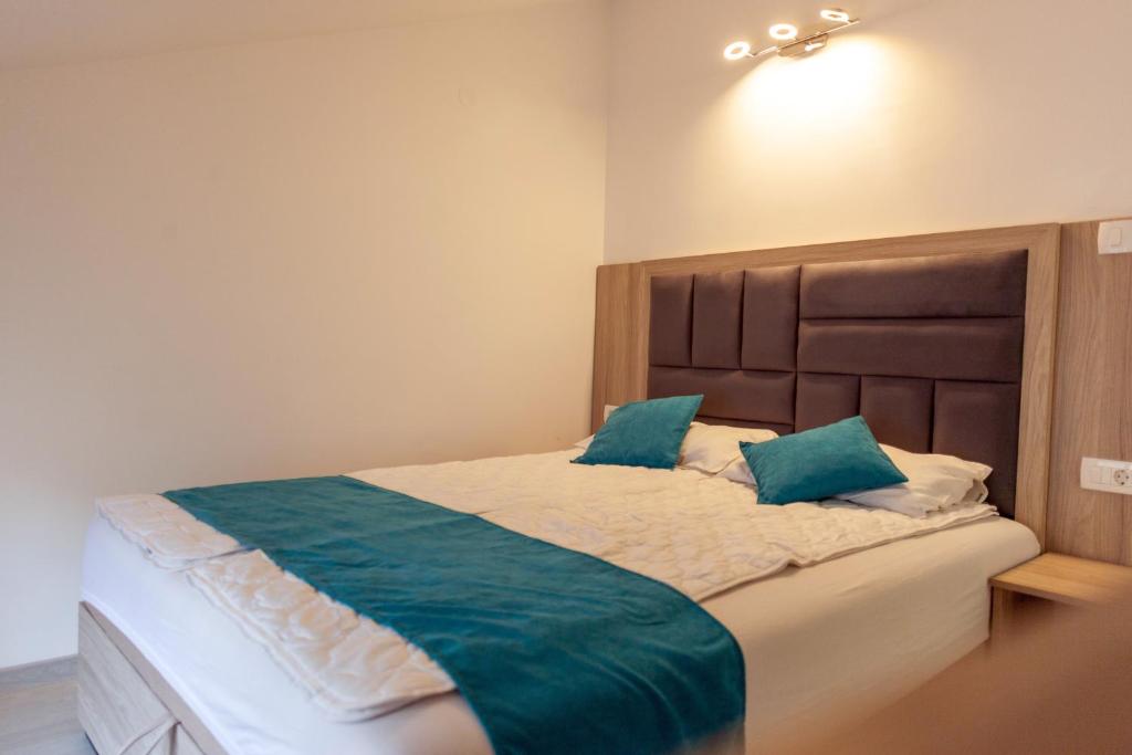 Postel nebo postele na pokoji v ubytování Apartmani Stanišić-Bečići